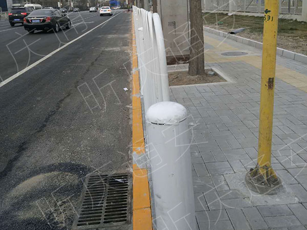 交通標(biāo)志桿